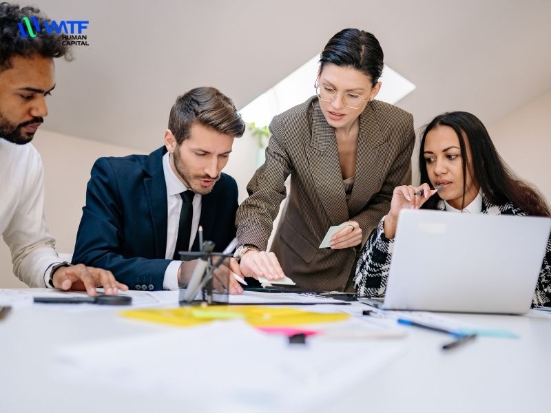 Nhân sự ngắn hạn là những nhân viên làm việc theo hợp đồng có thời gian ngắn, thường kéo dài từ vài tháng đến một năm. Những nhân viên này có thể làm việc cho một dự án cụ thể, thay thế nhân sự trong một khoảng thời gian nhất định, hoặc hỗ trợ công việc cho đến khi có nhân sự chính thức thay thế
