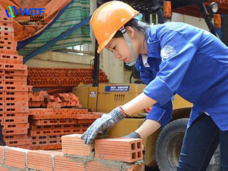 Nhân sự ngắn hạn và thời vụ khác nhau thế nào? 3 Nhân sự thời vụ là những người lao động làm việc trong một khoảng thời gian ngắn để đáp ứng nhu cầu công việc trong những thời điểm đặc biệt, thường là theo mùa vụ